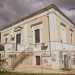 ...e laltra, appunto, i servizi igienici. Questultima si presenta come un elegante edificio neoclassico di color giallino, purtroppo deturpato da numerose scritte realizzate da improvvisati graffitari